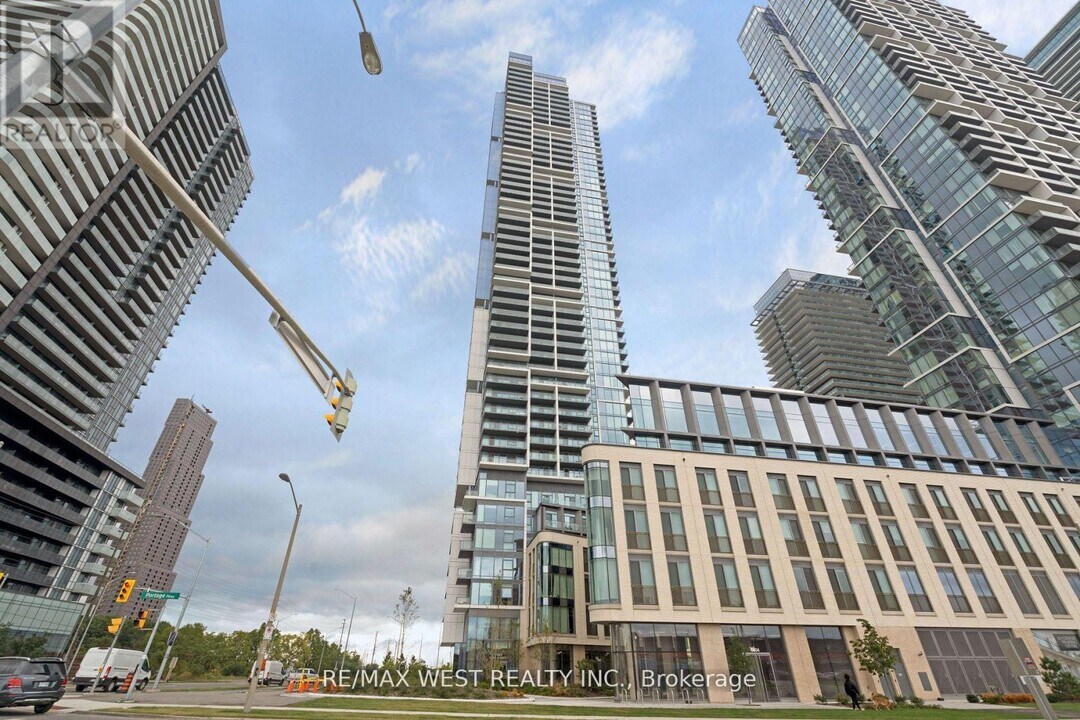 7890 Jane St in Vaughan, ON - Building Photo