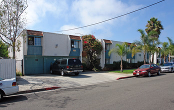 Brooks Apartments in Oceanside, CA - Building Photo - Building Photo