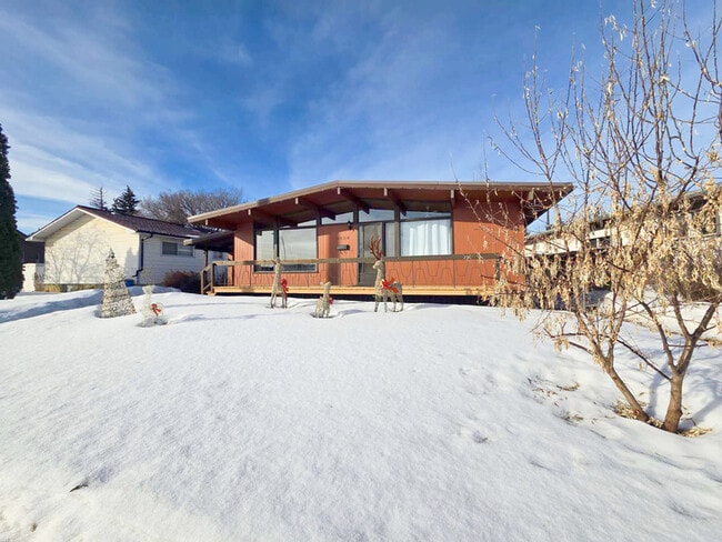 property at 8820 Meadowlark Rd NW