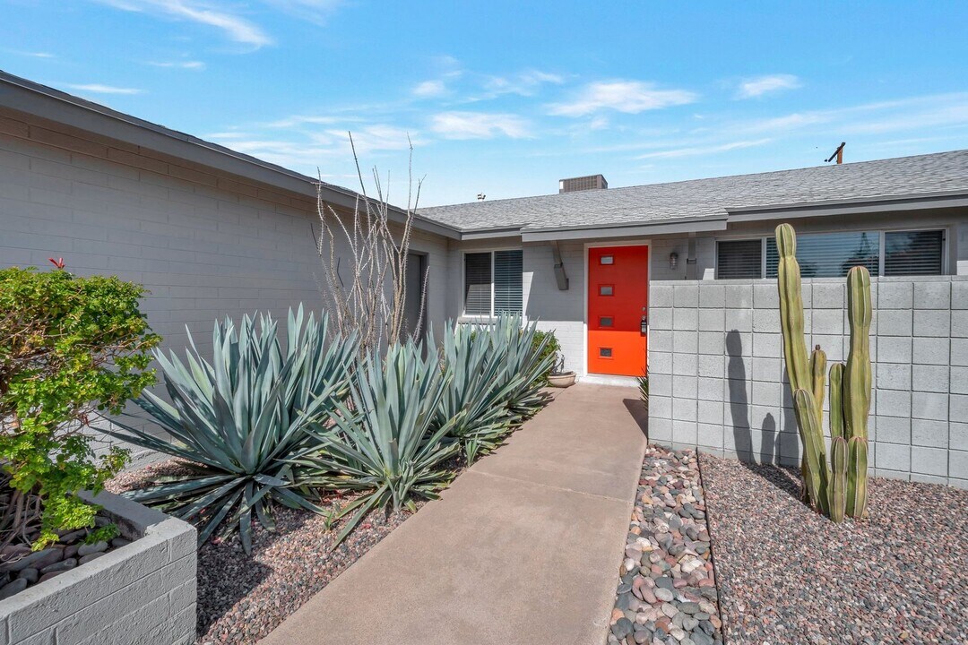 8608 E Solano Dr in Scottsdale, AZ - Building Photo