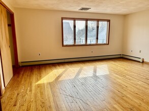 32 Forest St, Unit 1 in Watertown, MA - Foto de edificio - Building Photo