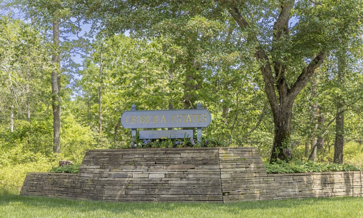 61 Huckleberry Ln in East Hampton, NY - Building Photo
