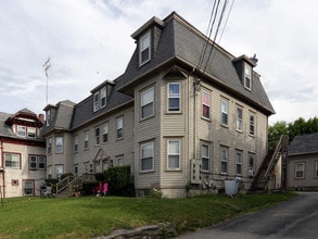 213-215 Providence St in Putnam, CT - Foto de edificio - Building Photo