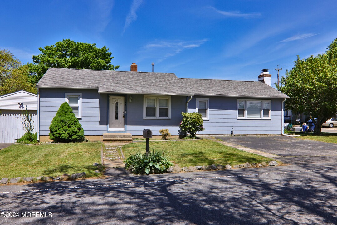 68 Elm St in Beachwood, NJ - Building Photo