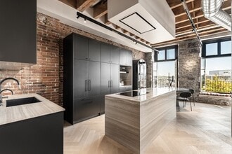 215 Boul. Saint-Laurent in Montréal, QC - Building Photo - Building Photo