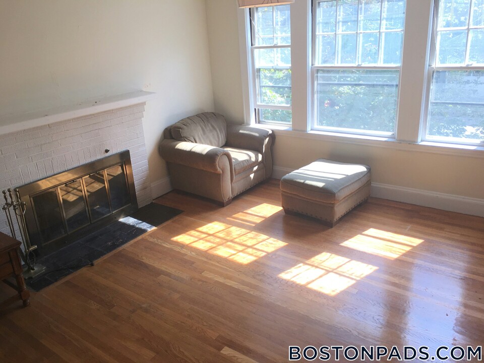 64 Greycliff Rd in Boston, MA - Building Photo