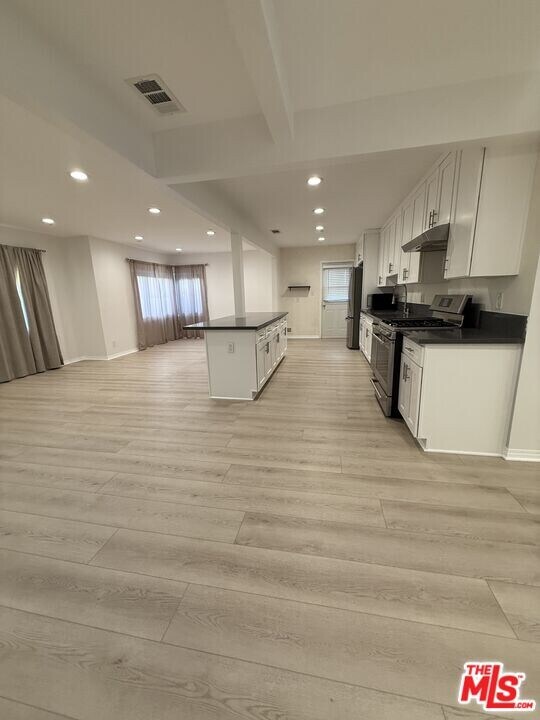 10745 Saticoy St in Los Angeles, CA - Building Photo