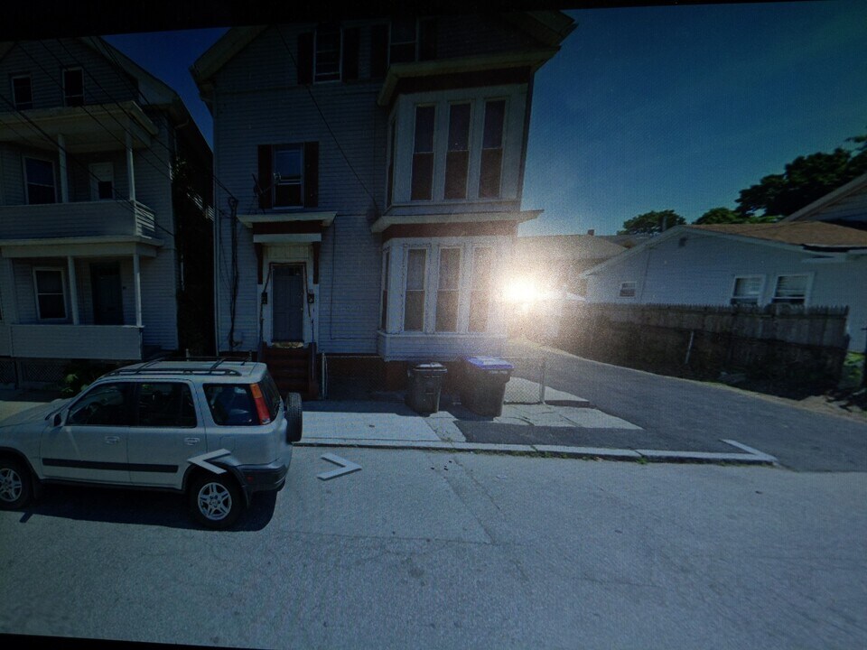 31 Heath St, Unit 2nd and 3rd floor 6 bed in Providence, RI - Building Photo