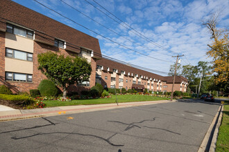 Elizabeth Gardens Corp. in Farmingdale, NY - Building Photo - Building Photo