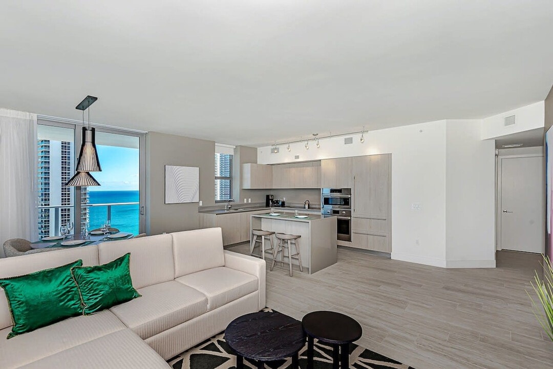 4010 S Ocean Dr in Hollywood, FL - Building Photo