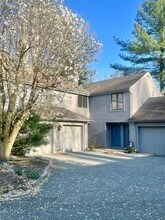 140 Dickinson Ln in Mahwah, NJ - Foto de edificio - Building Photo