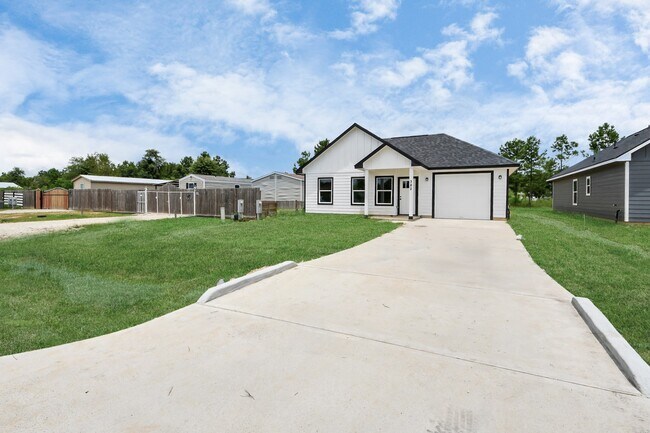 382 Rd 5704 in Cleveland, TX - Building Photo - Building Photo