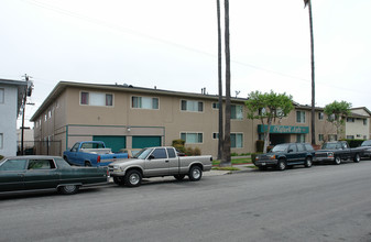 Skylark Apartments in Costa Mesa, CA - Building Photo - Building Photo