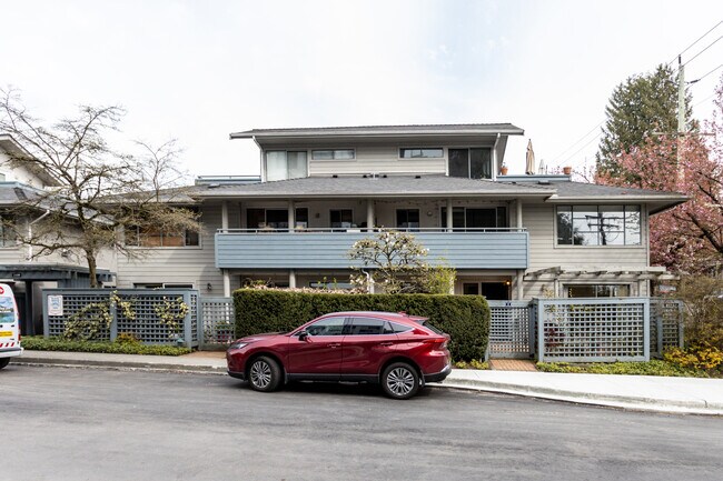 Bowling Green in North Vancouver, BC - Building Photo - Building Photo