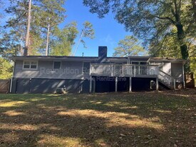 1027 Mandalay Ct SW in Lilburn, GA - Building Photo