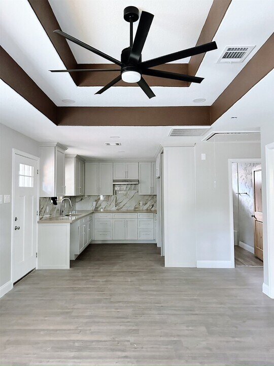 307 N Ennis St in Houston, TX - Building Photo