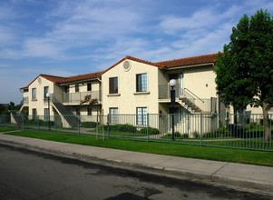 Ontario Plaza Apartments in Ontario, CA - Building Photo - Building Photo