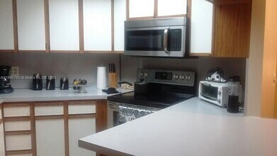 8373 Lake Dr in Doral, FL - Building Photo - Building Photo