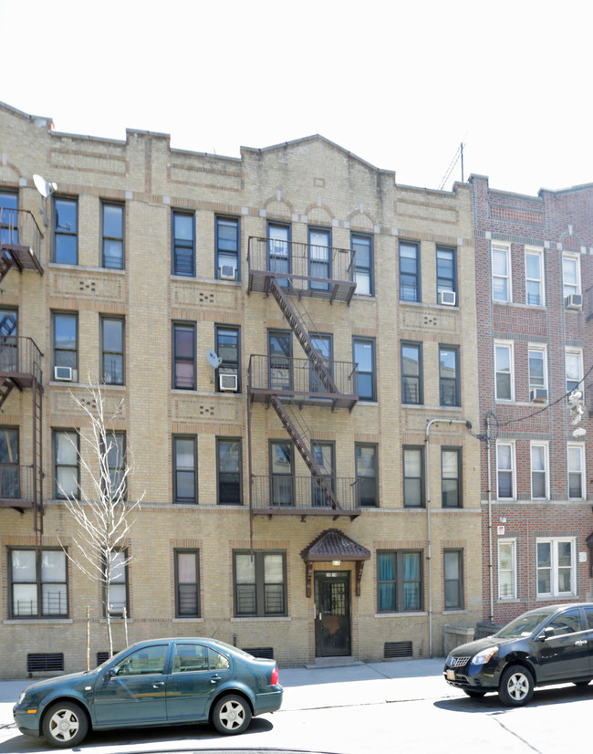 3018 Holland Ave in Bronx, NY - Foto de edificio - Building Photo