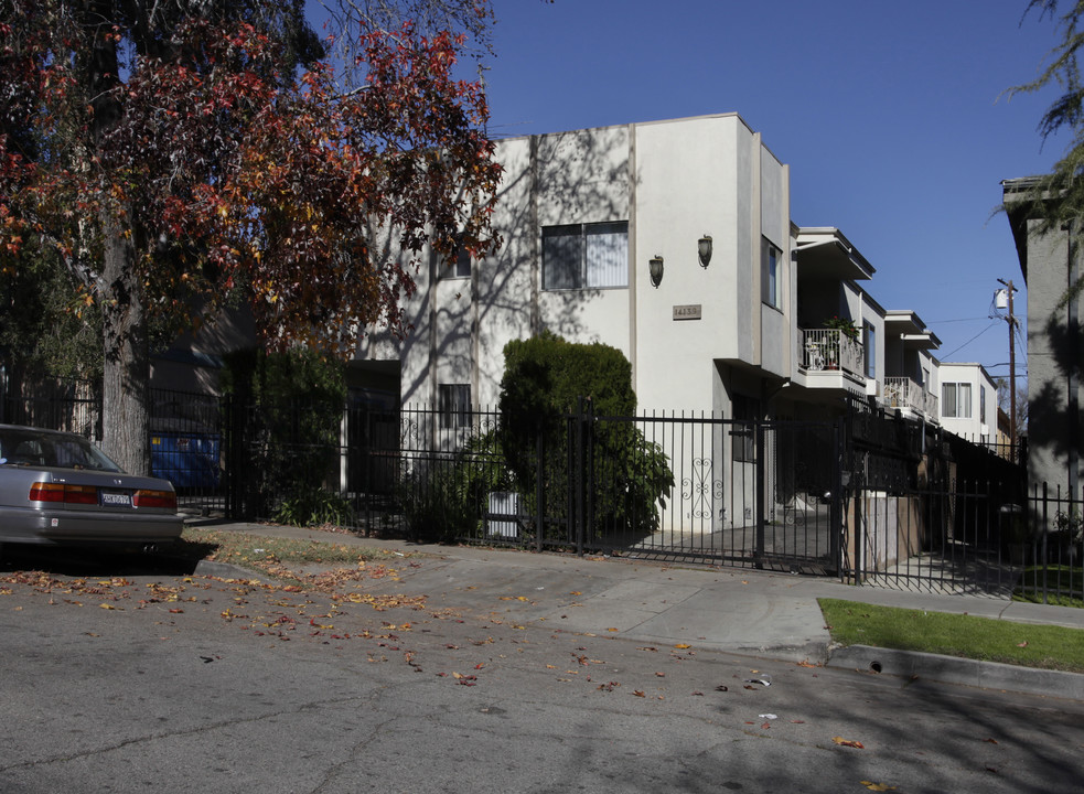 14139 Calvert St in Van Nuys, CA - Building Photo