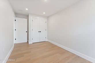 64 W Main St in Freehold, NJ - Building Photo - Building Photo