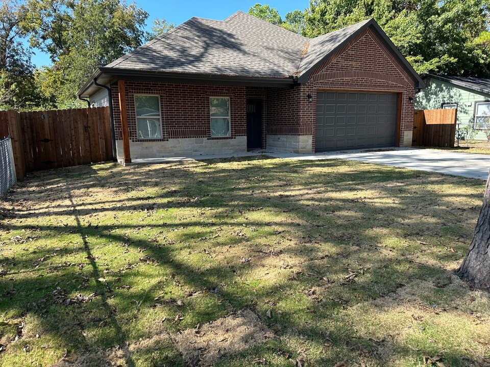 1607 N Buffalo St in Cleburne, TX - Foto de edificio