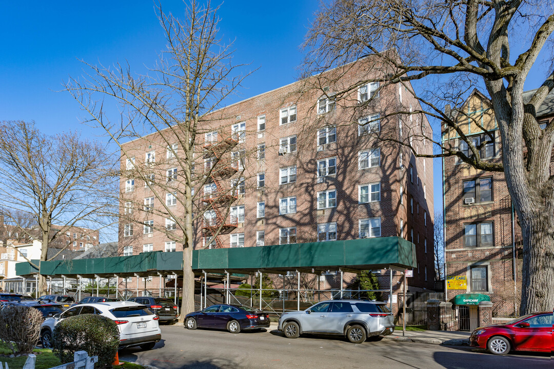 Steven House in Kew Gardens, NY - Building Photo