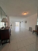 300 Bayview Dr in Sunny Isles Beach, FL - Building Photo