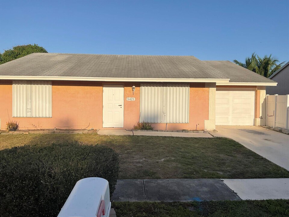 5421 Huddle Hill Rd in Greenacres, FL - Building Photo