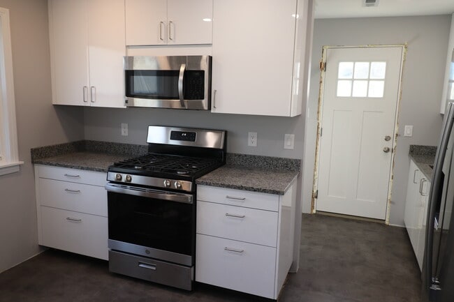 2022 E Saratoga St in Ferndale, MI - Foto de edificio - Building Photo