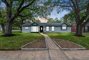 10730 Wickersham Ln in Houston, TX - Building Photo