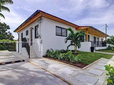 1050 SW 11th St in Miami, FL - Building Photo