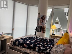 230 Simcoe St in Toronto, ON - Building Photo - Building Photo