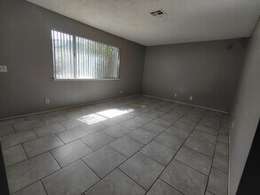 111 Greenbriar Townhouse Way in Las Vegas, NV - Building Photo - Building Photo