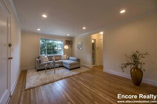 70 St Paul St in Brookline, MA - Building Photo