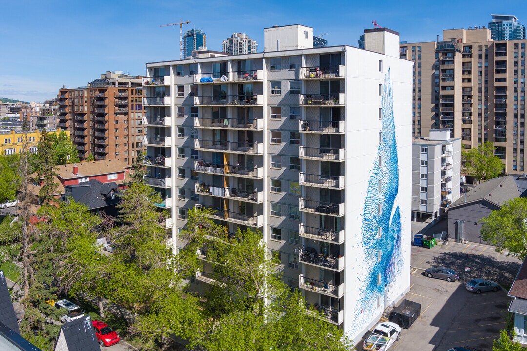 Centennial House in Calgary, AB - Foto de edificio