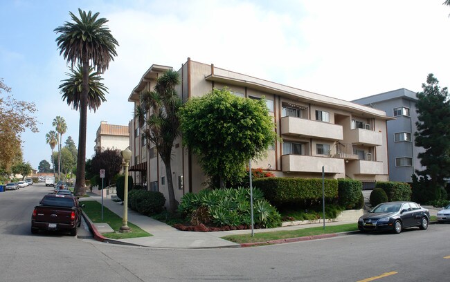 1700 Malcolm Ave in Los Angeles, CA - Foto de edificio - Building Photo