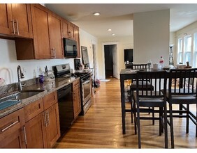 6 Saunders Rd-Unit -3 in Norwood, MA - Building Photo - Building Photo