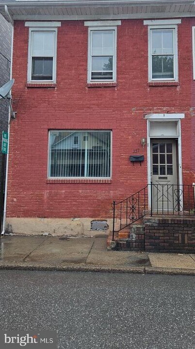 257 W Rowe St in Tamaqua, PA - Building Photo