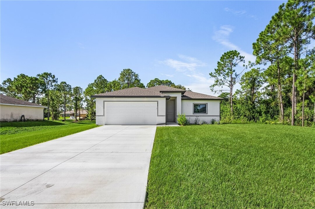 3837 Sunset Rd in Lehigh Acres, FL - Building Photo