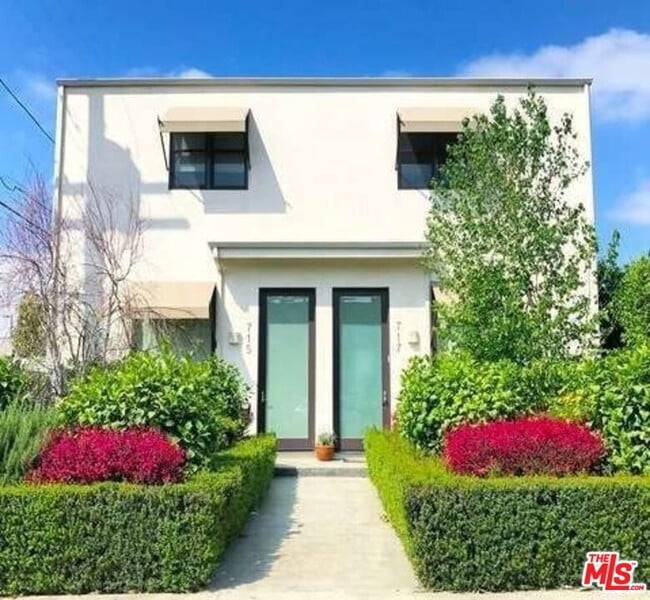 715 N Kilkea Dr in Los Angeles, CA - Building Photo - Building Photo