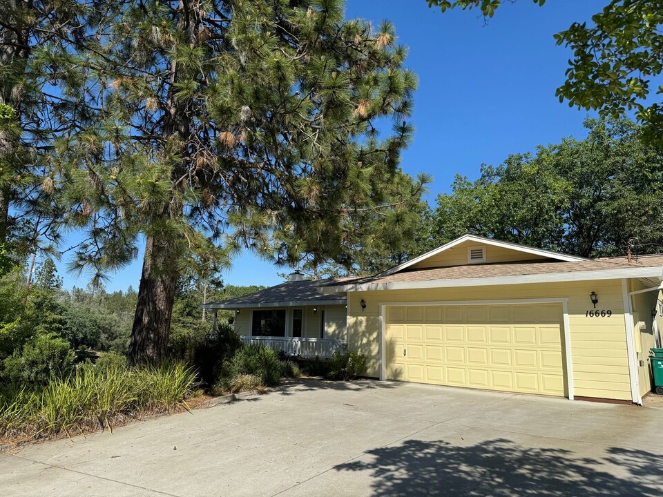 16669 Alexandra Way in Grass Valley, CA - Building Photo