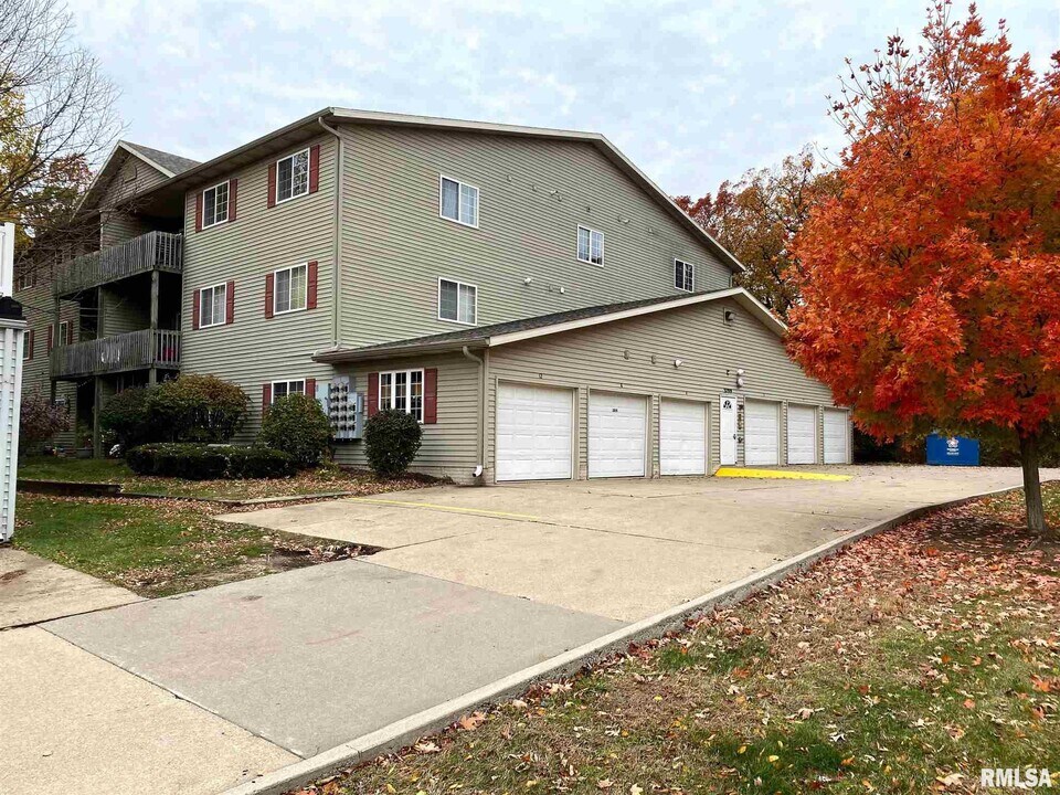 3804 Creek Hill Dr in Bettendorf, IA - Building Photo