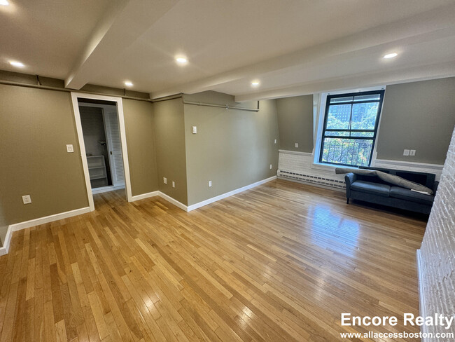 117 Beacon St, Unit 3B in Boston, MA - Building Photo - Building Photo