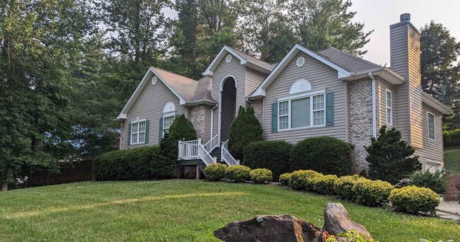 210 Winding Way Ln in Hendersonville, NC - Building Photo - Building Photo