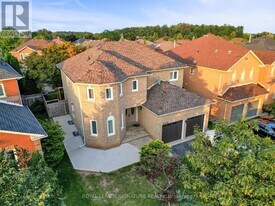2255 Grand Ravine Dr in Oakville, ON - Building Photo
