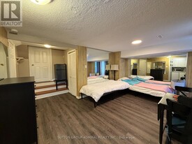 82 Henderson Dr in Aurora, ON - Building Photo