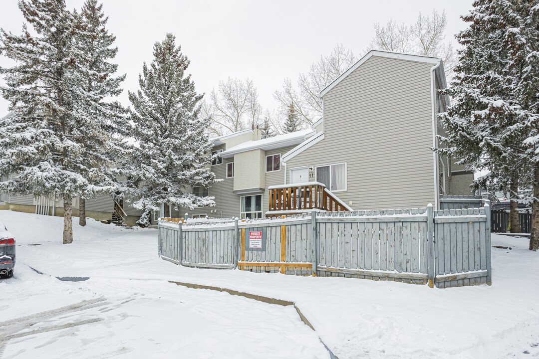 15 Norquay Crt NW in Calgary, AB - Building Photo