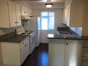 301 Whitesell St W in Monmouth, OR - Foto de edificio - Building Photo