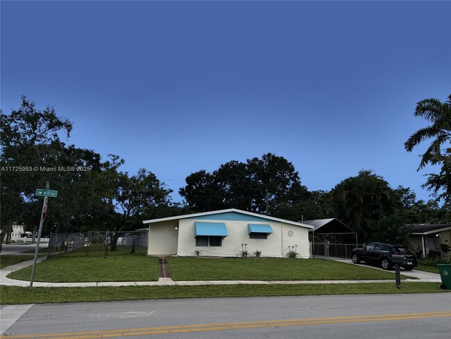 3850 SW 60th Terrace in Davie, FL - Building Photo - Building Photo